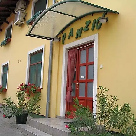 Penzion Halasz Airport Panzio Felsomalom
