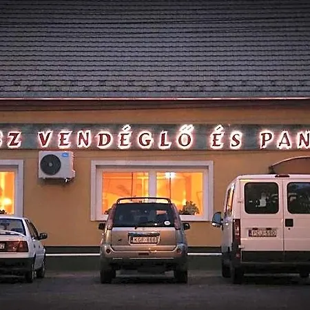ホテル Halasz Airport Panzio Felsomalom